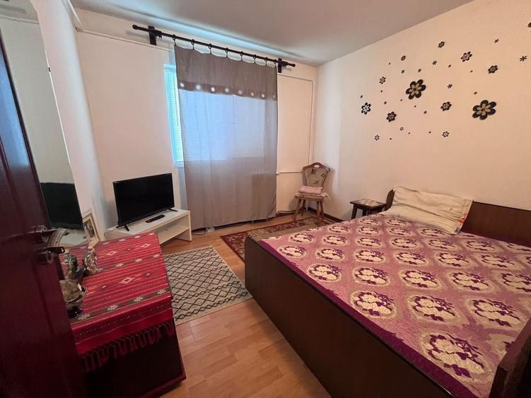 Apartament cu 3 camere semidecomandat în Rovine