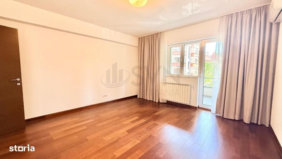 Apartament cu 4 camere decomandat în Polonă