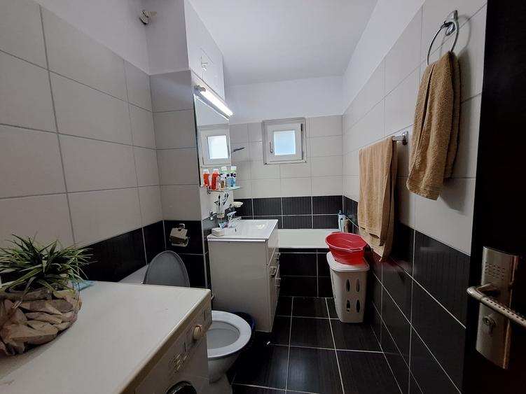 Apartament cu 3 camere semidecomandat, mobilat în Lipovei
