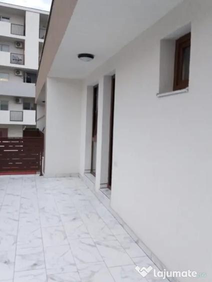 Apartament cu 3 camere decomandat, mobilat în Titan