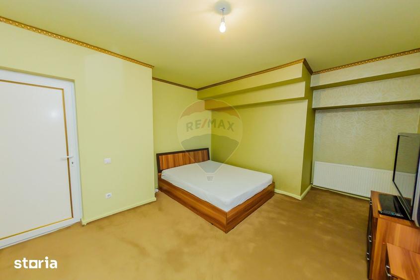 Casa cu 7 camere, 10 ari de vanzare la drumul principal cu 2 intrari - 15