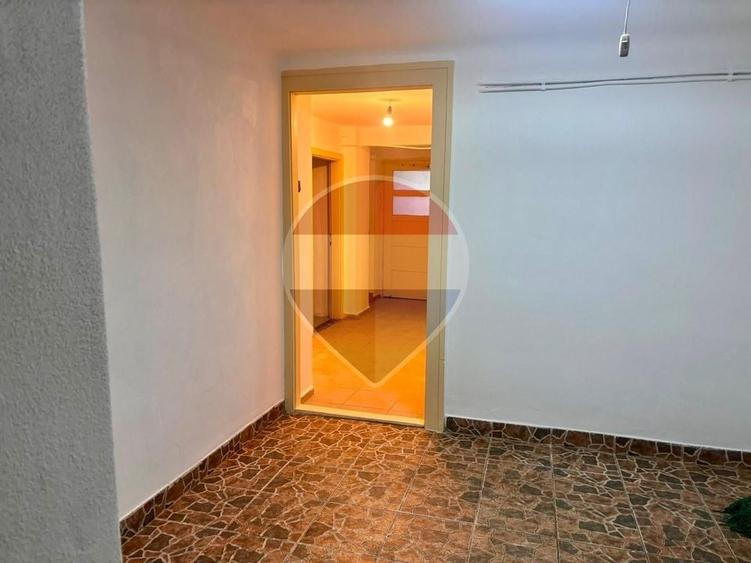Apartament cu 3 camere semidecomandat în Grigorescu