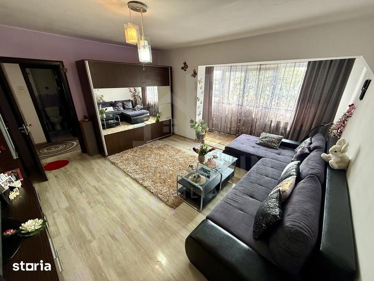 Apartament cu 3 camere semidecomandat în Craiovița Nouă