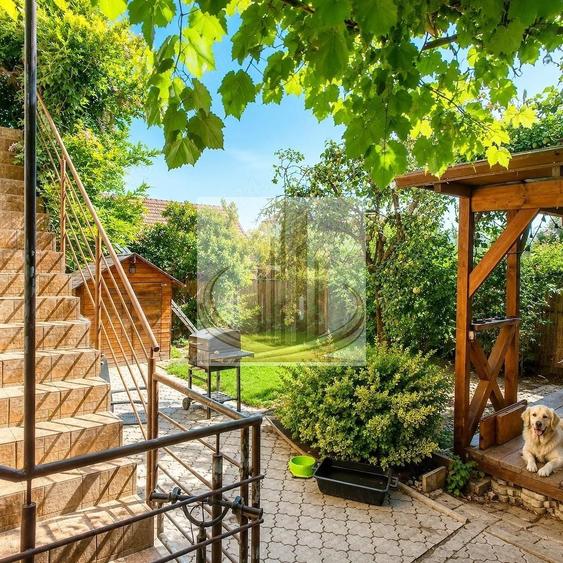 Casă individuală cu 8 camere cu Canalizare în Ghiroda
