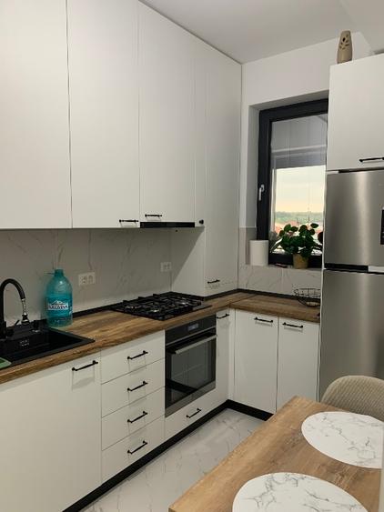 Apartament cu 3 camere decomandat, mobilat în Central