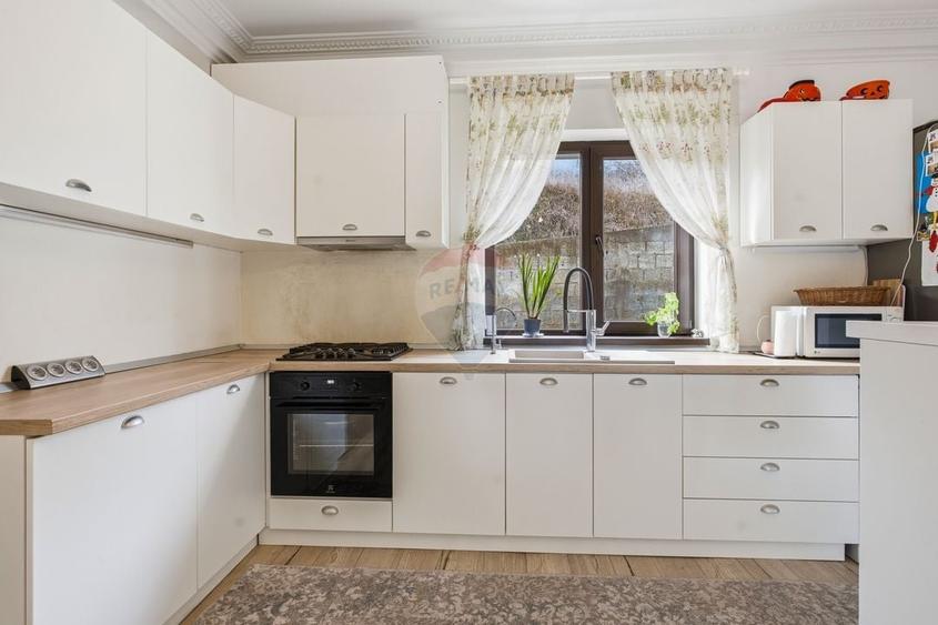 Casă cu 9 camere cu Teren 565 Mp în Hlincea