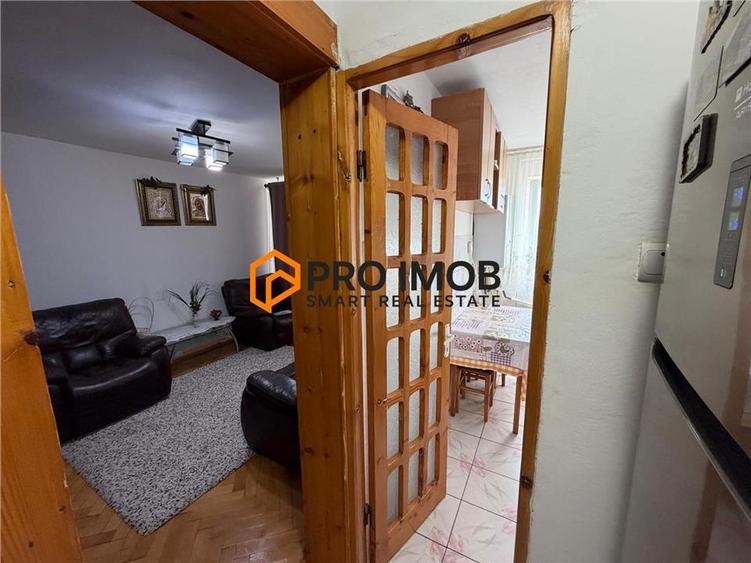 Apartament cu 4 camere semidecomandat, mobilat în Micro 5