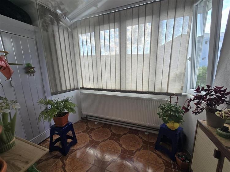 Apartament cu 4 camere decomandat, mobilat în Exterior Est