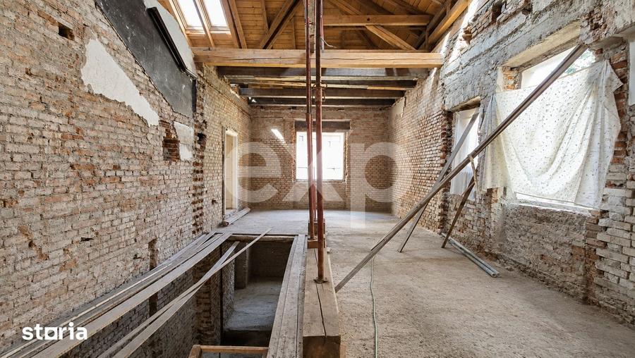 Casă cu 9 camere cu Teren 1048 Mp în Central
