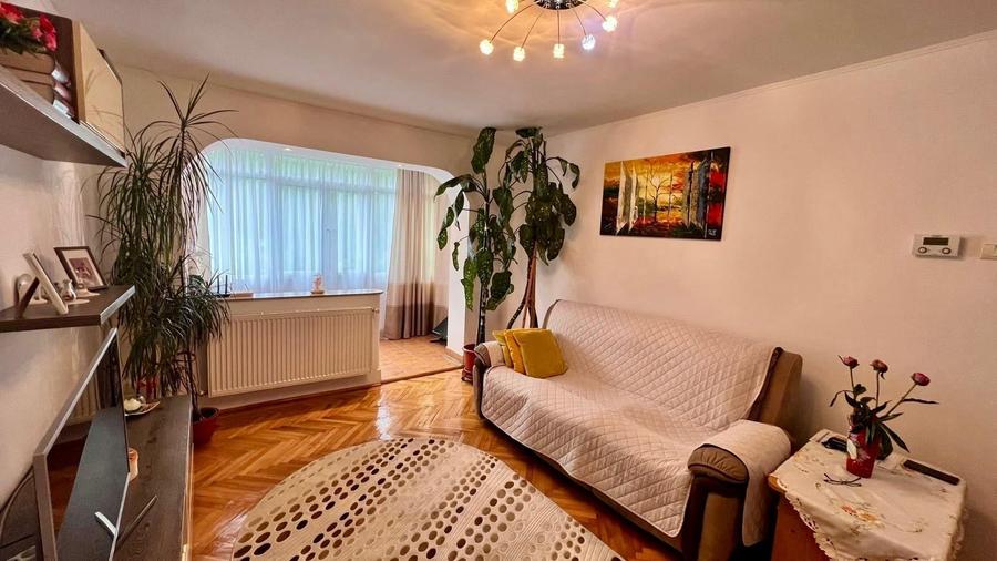 Apartament cu 4 camere decomandat, mobilat în Banat