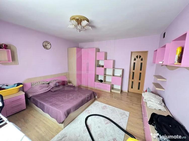 Casă cu 8 camere cu Teren 1100 Mp în Central