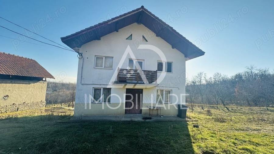 Casă cu 4 camere în Runcu