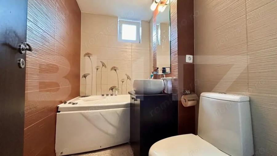 Apartament cu 4 camere semidecomandat, mobilat în Decebal