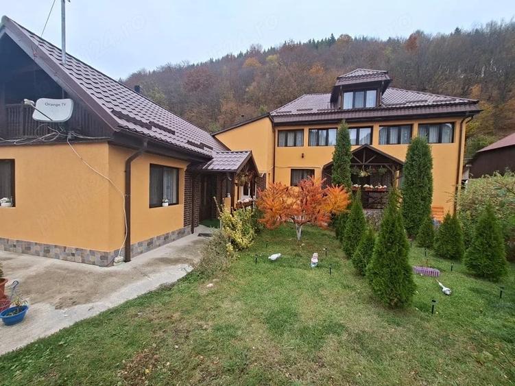 Casă cu 10 camere cu Teren 1500 Mp în Lepșa