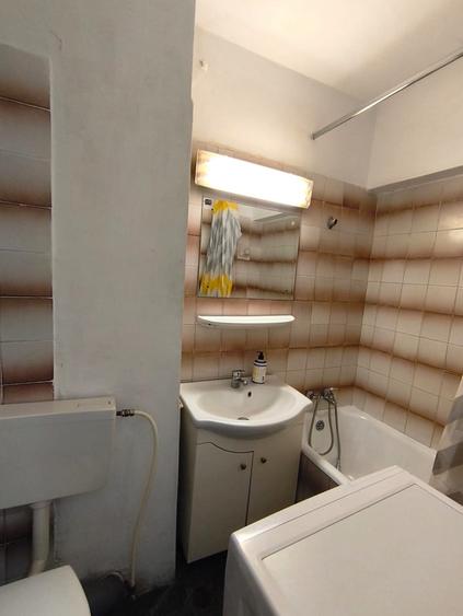 Apartament cu 3 camere semidecomandat în Cantemir