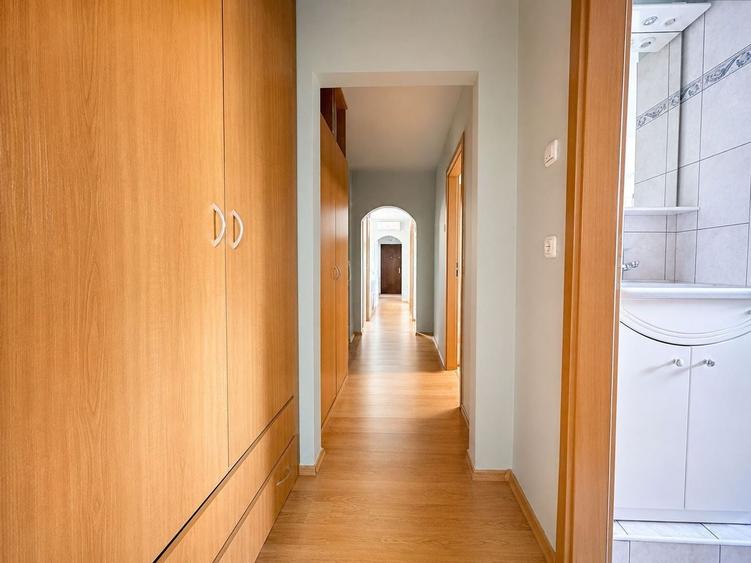 Apartament cu 3 camere semidecomandat în Aradului