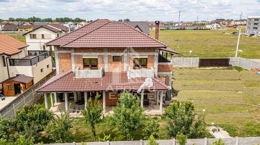 Casă individuală cu 7 camere cu Canalizare în Chișoda