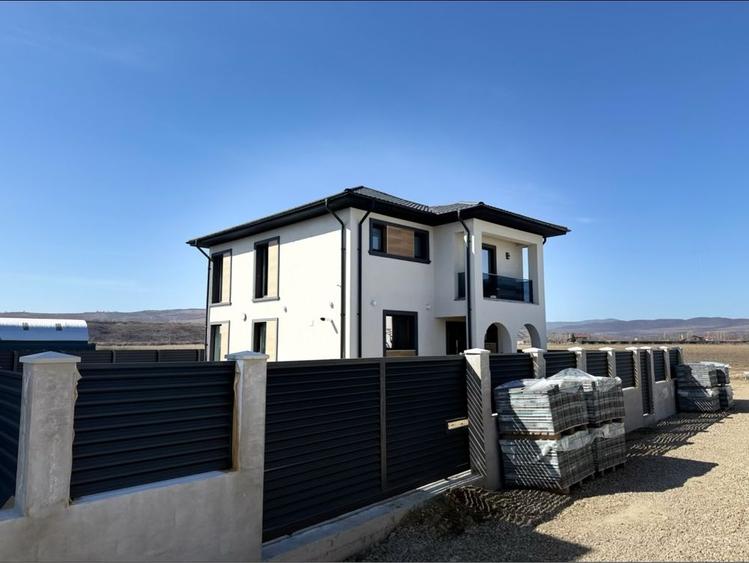 Casă cu 4 camere în Vernești