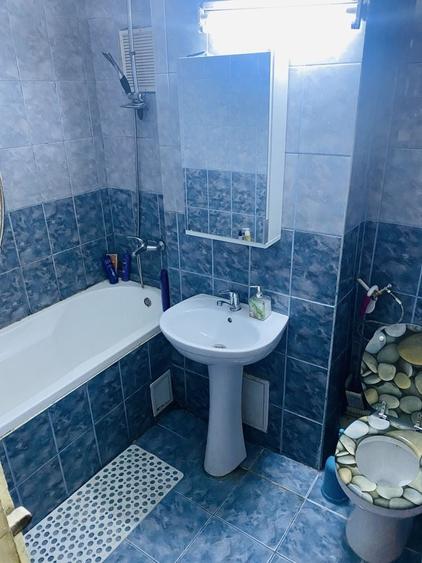 Apartament cu 3 camere decomandat în Craiovița Nouă