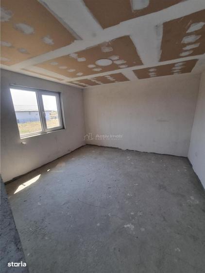 Casă cu 4 camere decomandat în Nanov