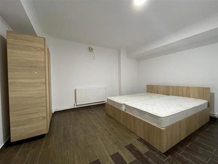 Apartament cu 5 camere decomandat în E3