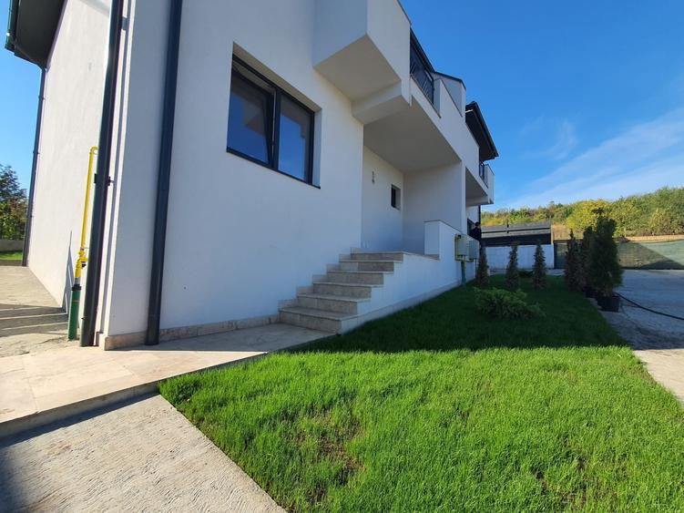 Duplex cu 4 camere cu Canalizare în Bucium