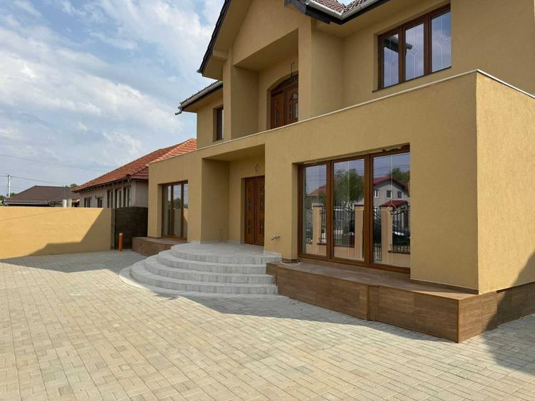 Casă cu 4 camere cu Teren 270 Mp în Central