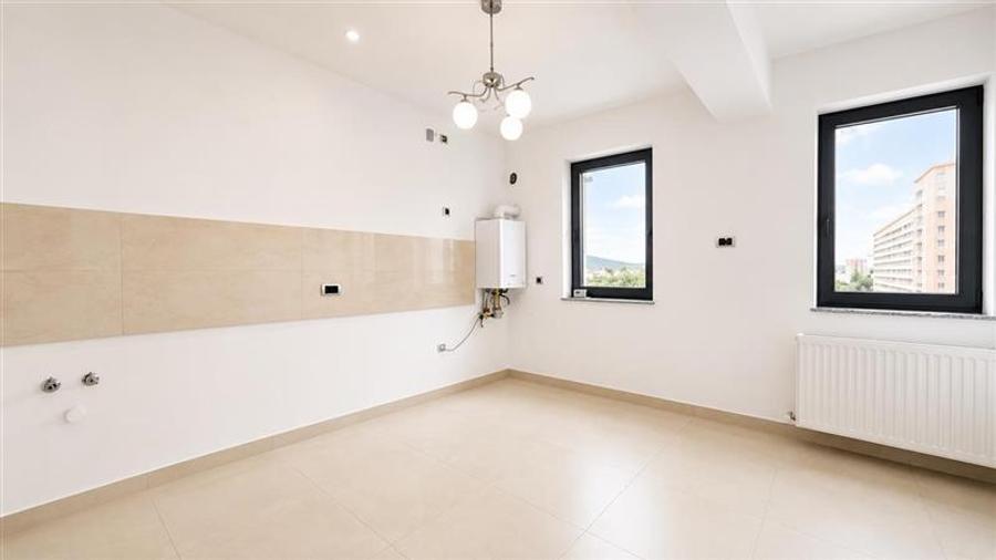 Apartament cu 3 camere decomandat în Tractorul