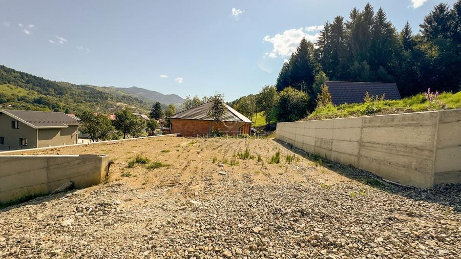 Teren Construcții intravilan de 1800 mp, în Nord