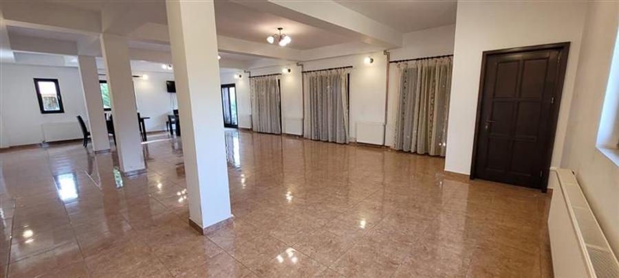 Casă individuală cu 7 camere cu Canalizare în Cristian