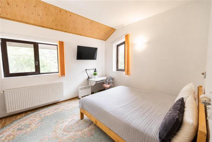 Casă cu 8 camere cu Garaj în Exterior Est