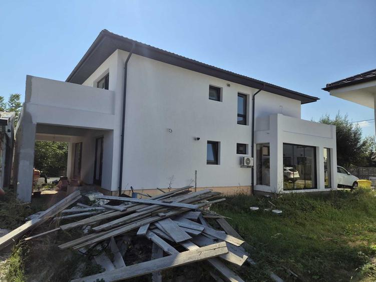 Casă cu 4 camere în Berceni