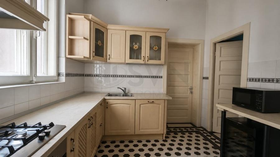 Apartament cu 5 camere semidecomandat în Dorobanți