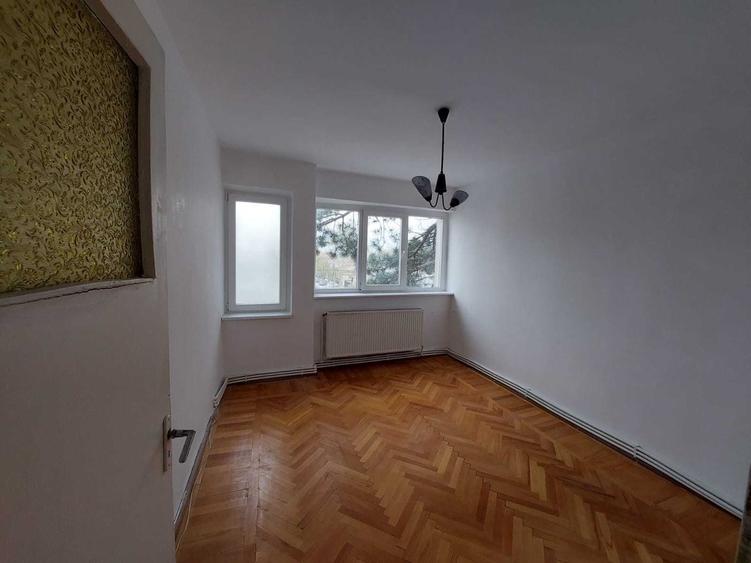 Apartament cu 3 camere semidecomandat în Gării