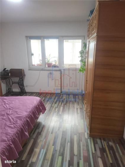 Apartament cu 4 camere decomandat în Nicolina