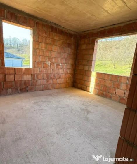 Casă cu 4 camere cu Teren 536 Mp în Groși