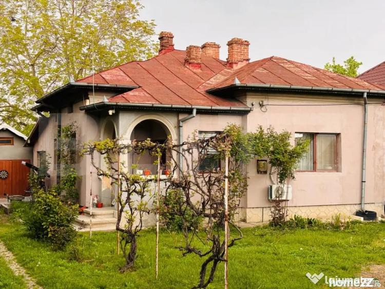Casă cu 4 camere cu Teren 2700 Mp în Central