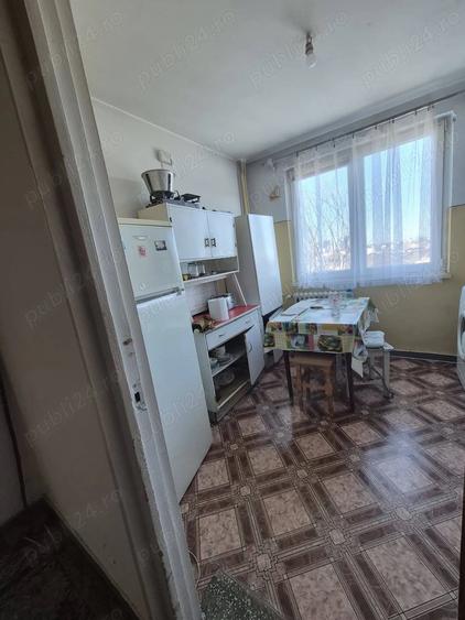 Apartament cu 3 camere semidecomandat în Colentina
