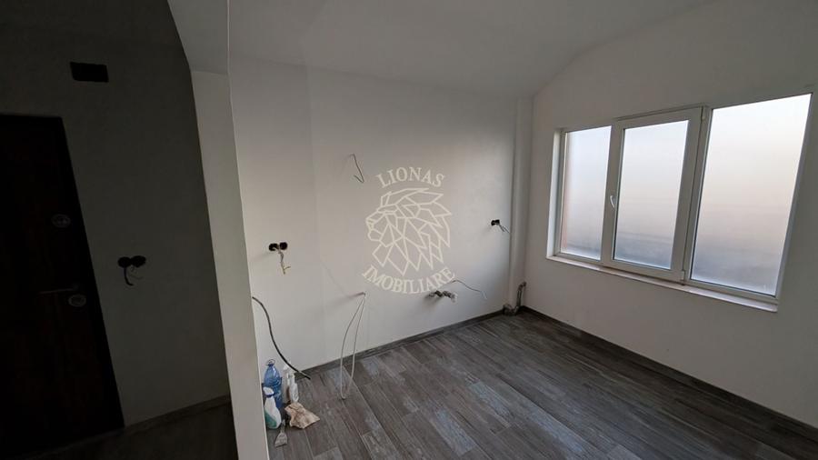 Apartament cu 5 camere semidecomandat în Decebal