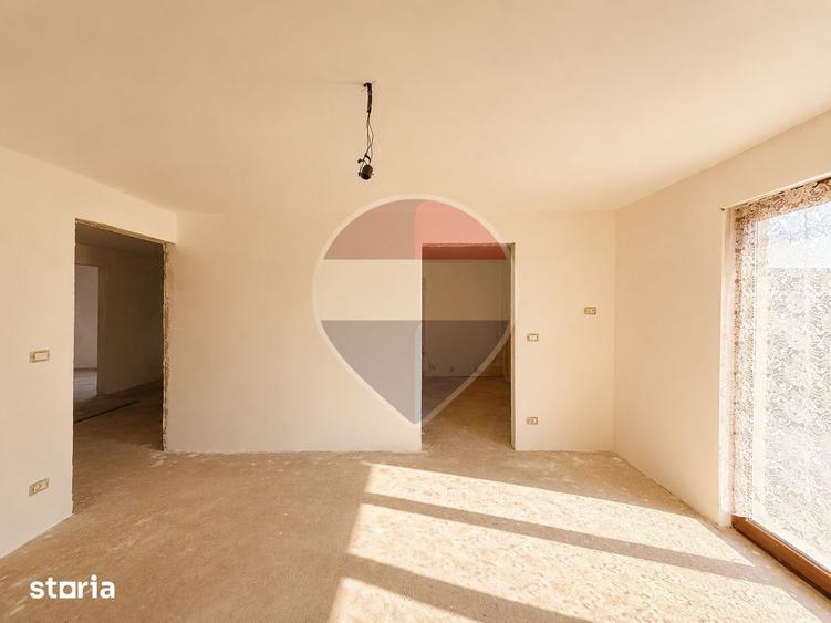 Casă cu 6 camere cu Teren 2700 Mp în Negri