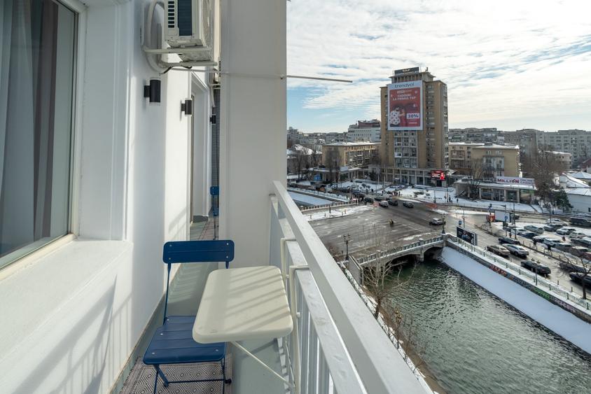 Apartament cu 3 camere semidecomandat în Calea Victoriei