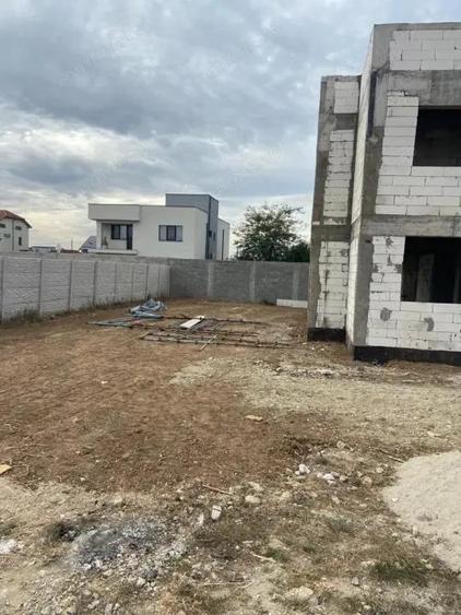 Casă cu 5 camere cu Teren 500 Mp în Cârcea