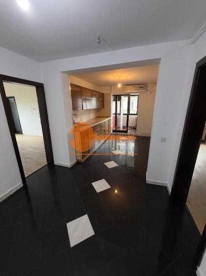 Apartament cu 4 camere semidecomandat în Crângași