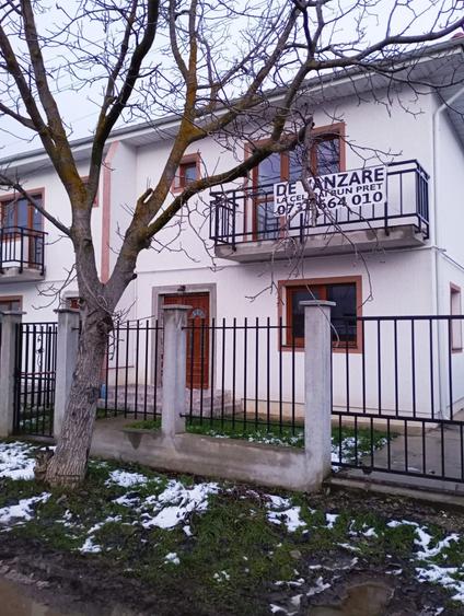 Duplex cu 5 camere cu Canalizare în Beceni