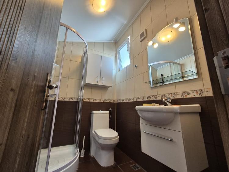 Apartament cu 4 camere semidecomandat în Fundeni