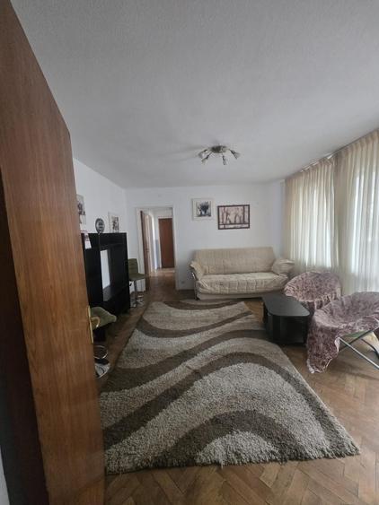Apartament cu 3 camere semidecomandat în Dristor