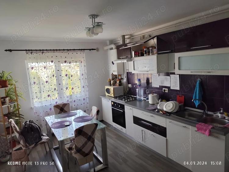 Apartament cu 3 camere decomandat, mobilat în Poarta 6
