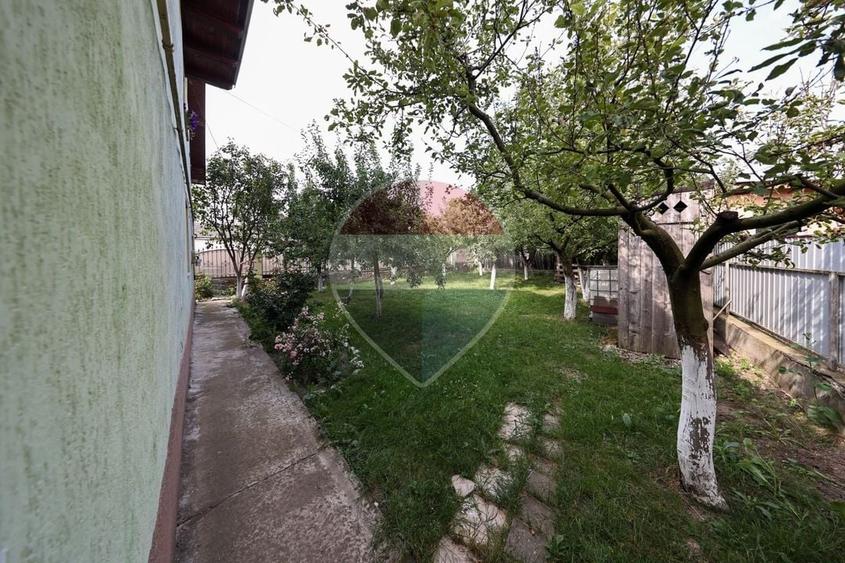 Casă individuală cu 8 camere cu Teren 720 Mp în Central