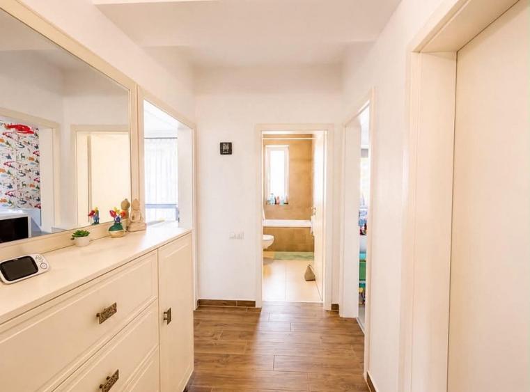 Apartament cu 3 camere decomandat în Tractorul