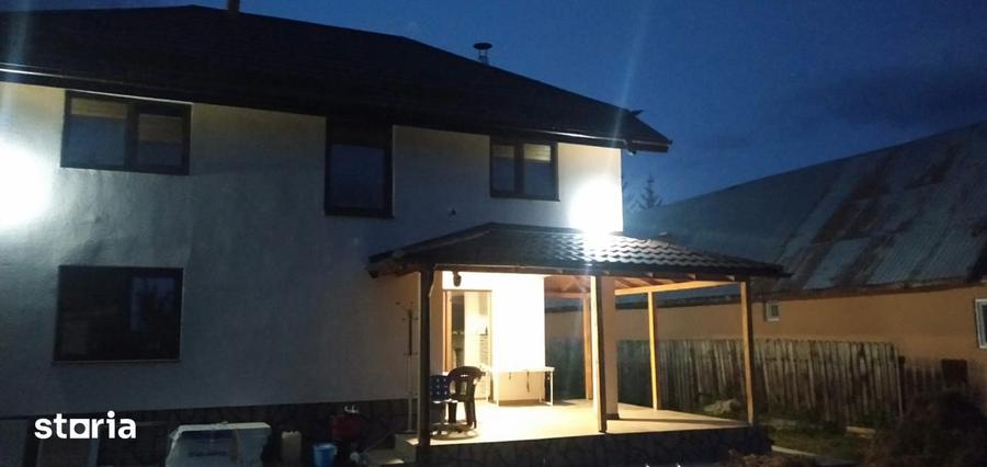 Casă cu 5 camere cu Teren 1270 Mp în Izvoarele